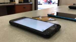 ¿Por qué la app de mi banco ya no abre en mi celular y qué hago si es viejo?